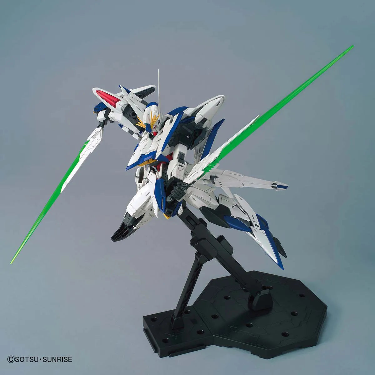 Gunpla Eclipse Gundam MG 1/100 – maquette montée pose avec sabres