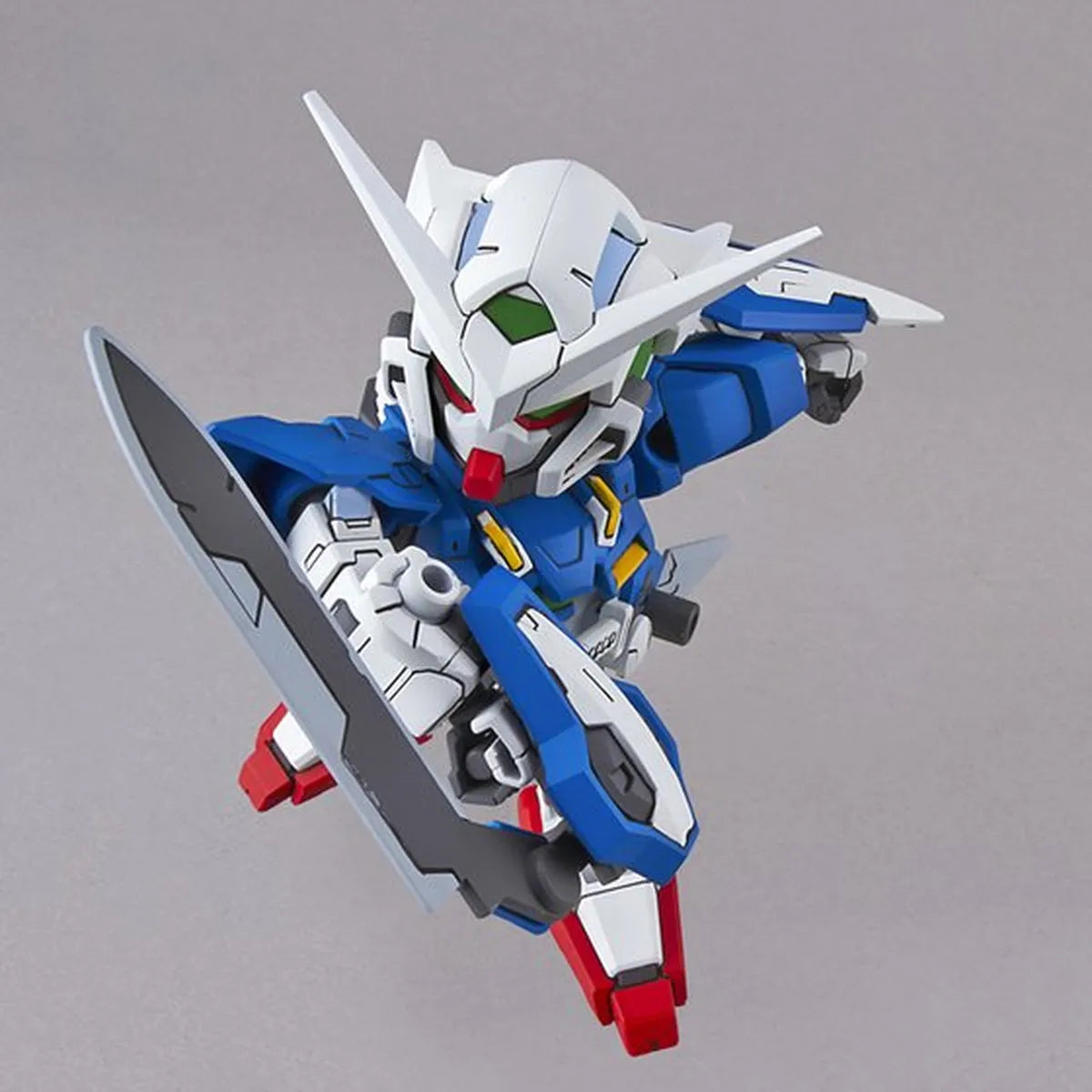 Gunpla Gundam Exia SD – maquette montée vue pose dynamique