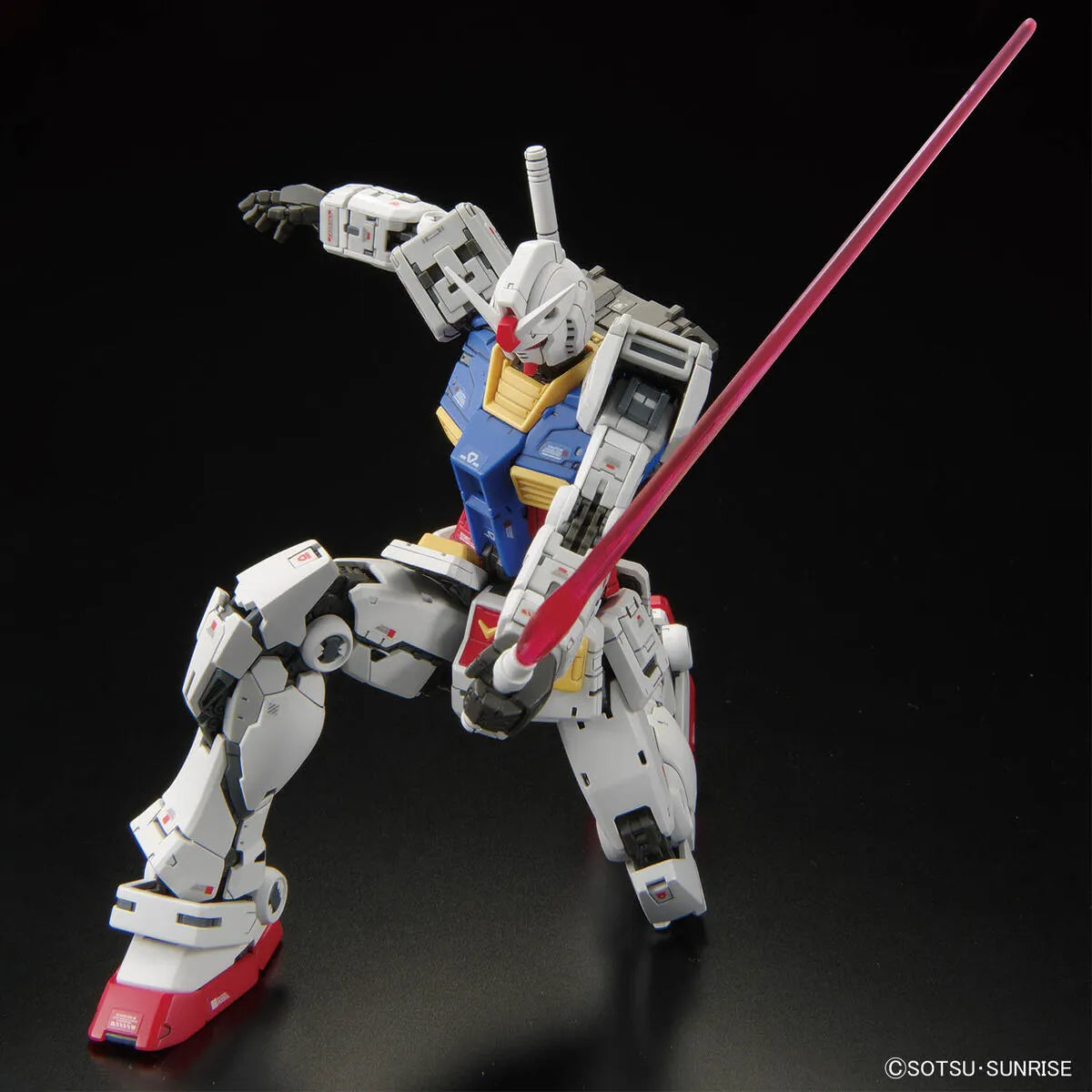Gunpla RX-78-2 Gundam Version 2 RG 1/144 – maquette montée pose