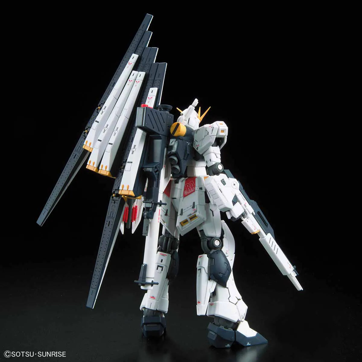Gunpla RX-93 v Gundam RG 1/144 – maquette montée vue dos