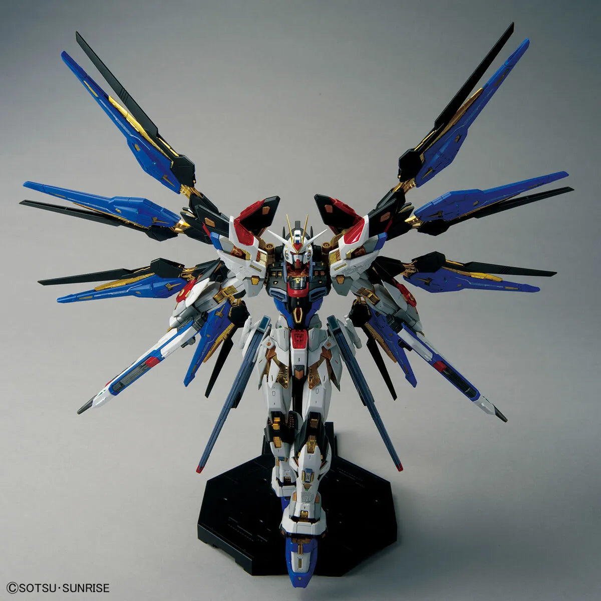 Gunpla Strike Freedom Gundam MGEX 1/100 – maquette montée vue avant avec ailes