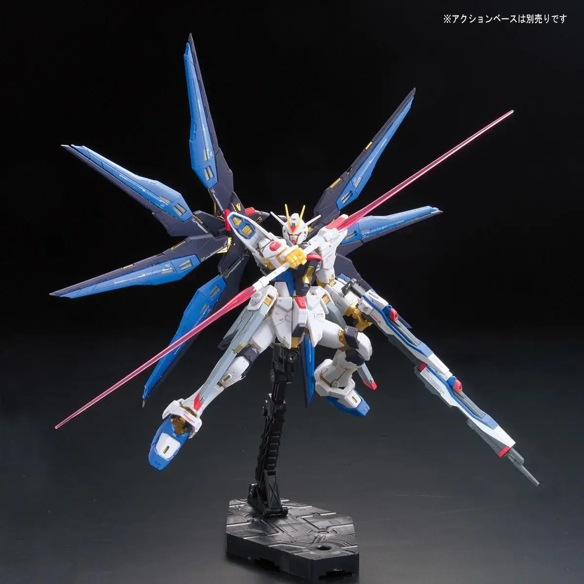 Gunpla Strike Freedom Gundam RG 1/144 – maquette montée pose avec sabres