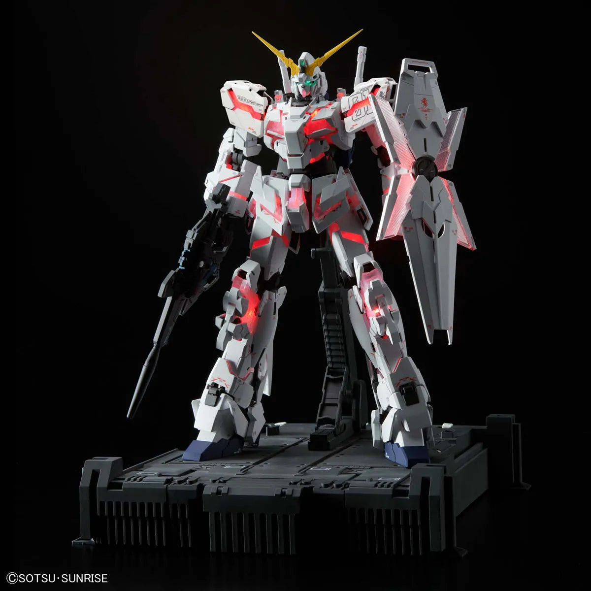 Gunpla Unicorn Gundam MGEX 1/100 – maquette montée posing sur socle avec éclairage led
