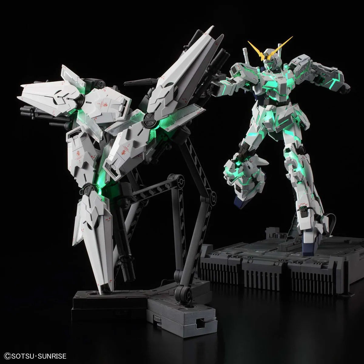 Gunpla Unicorn Gundam MGEX 1/100 – maquette montée posing sur socle avec bouclier. Eclairé