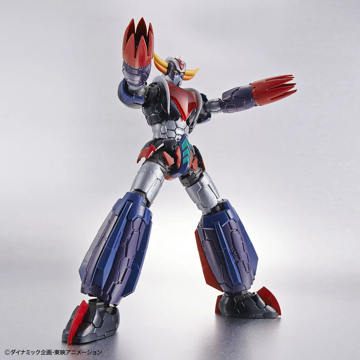 Model Kit Grendizer Infinitism - Goldorak - HG - maquette montée pose avec fulguro poings
