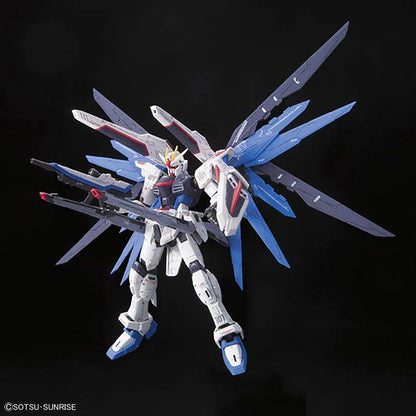 Gunpla Freedom Gundam RG 1/144 – maquette montée vue avant avec armes