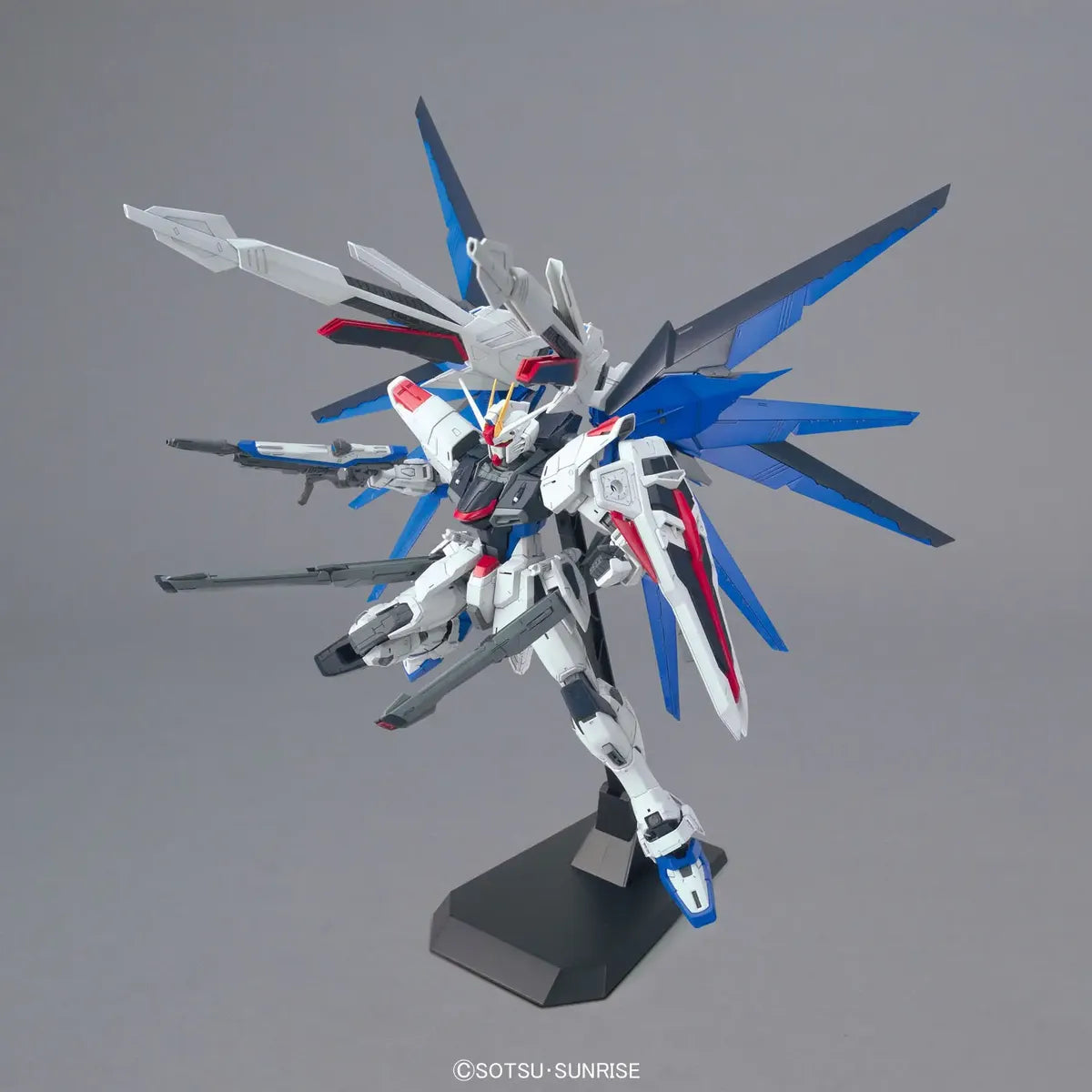 Gunpla Freedom Gundam version 2 MG 1/100 – maquette montée pose