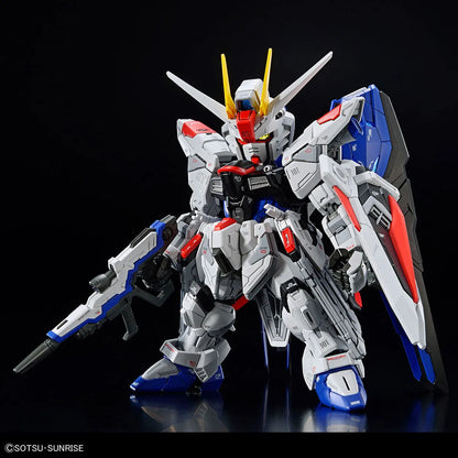 Gunpla Freedom Gundam MGSD – maquette montée vue de face