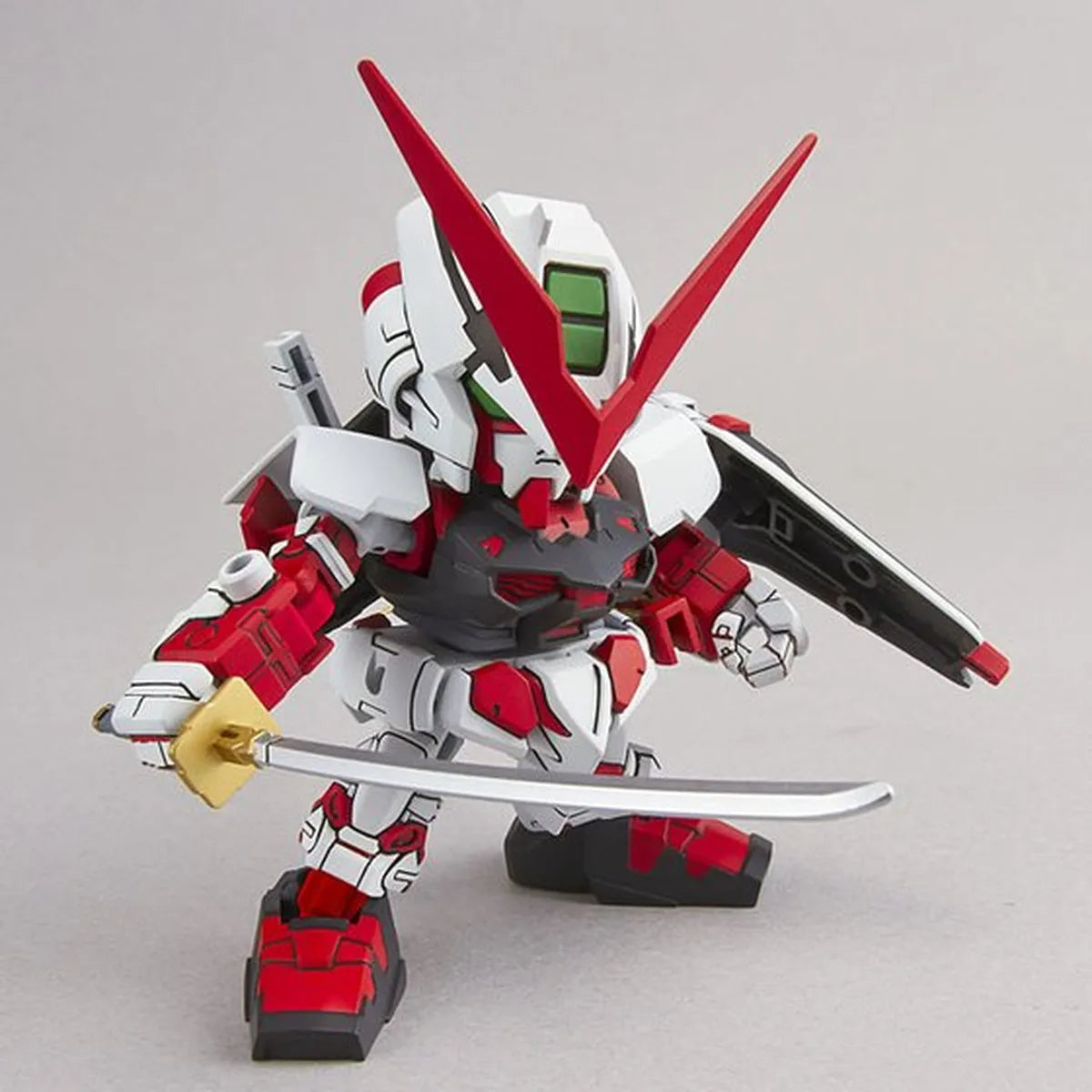 Gunpla Gundam Astray Red Frame SD – maquette montée pose avec sabre