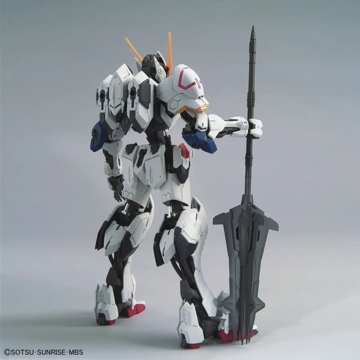 Gunpla Gundam Barbatos MG 1/100 – maquette montée vue arrière