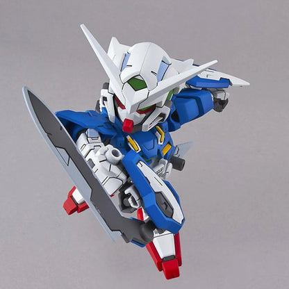 Gunpla Gundam Exia SD – maquette montée vue pose dynamique