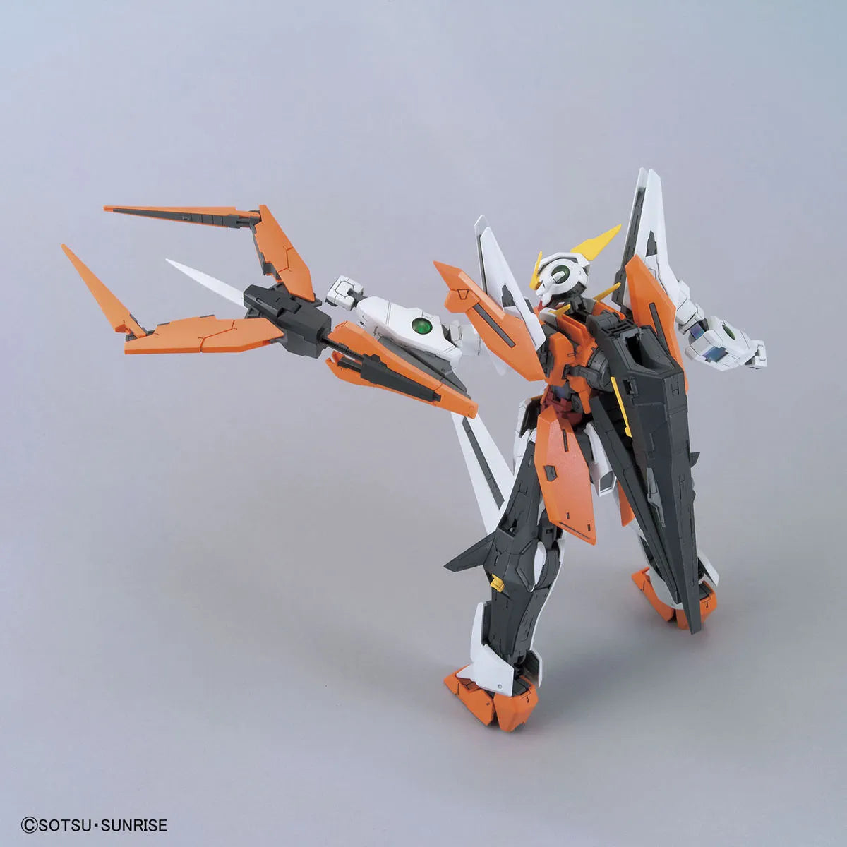 Gunpla Gundam Kyrios MG 1/100 – maquette montée pose avec pince