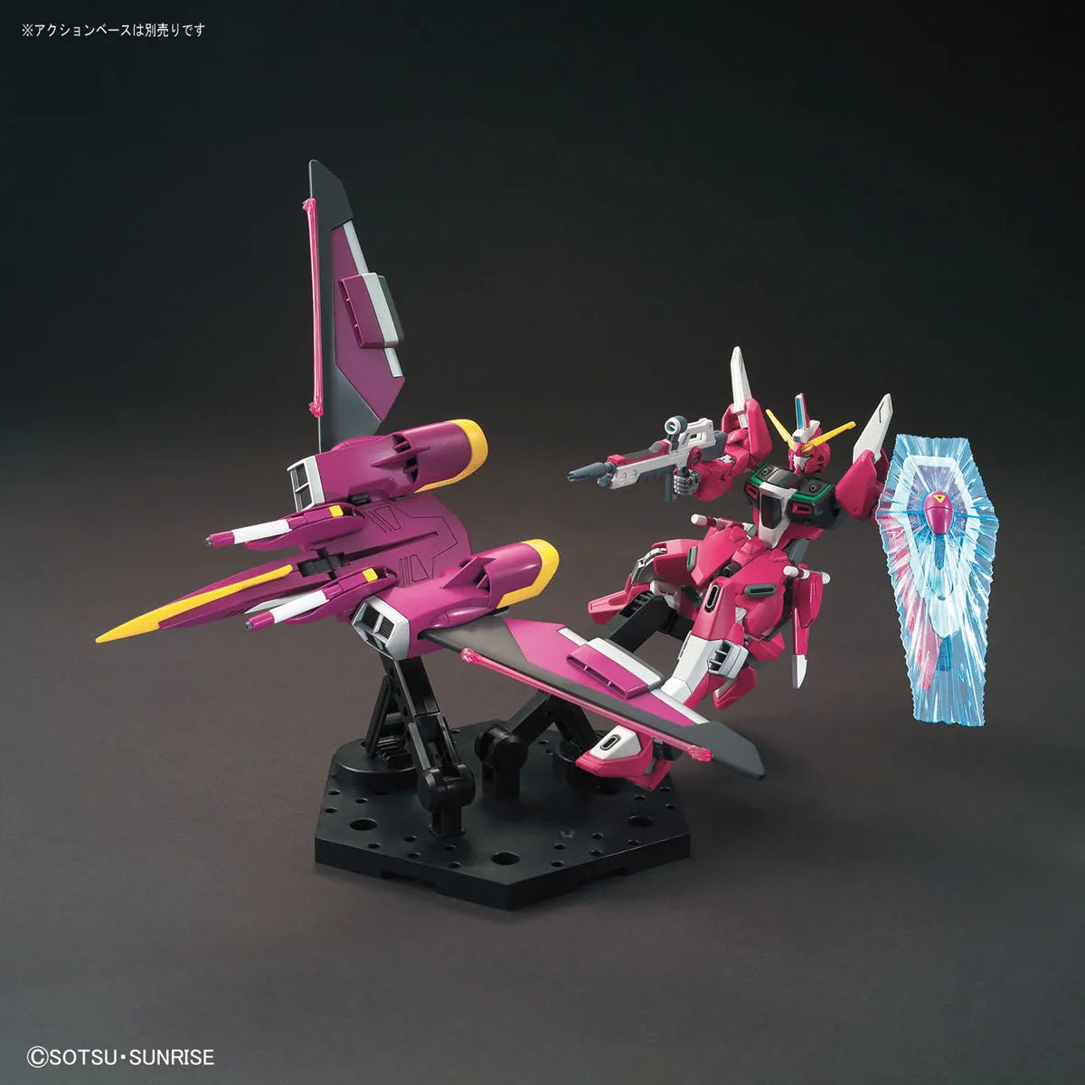 Gunpla Infinite Justice Gundam HG 1/144 – maquette montée pose avec avion