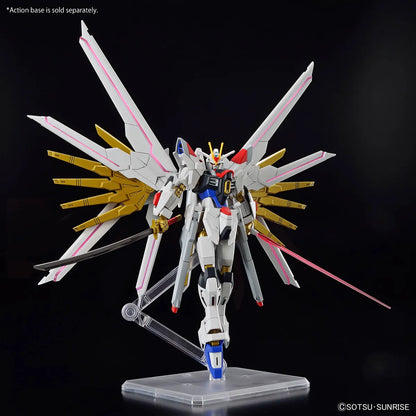 Gunpla Mighty Strike Freedom Gundam HG 1/144 – maquette montée pose avec sabres