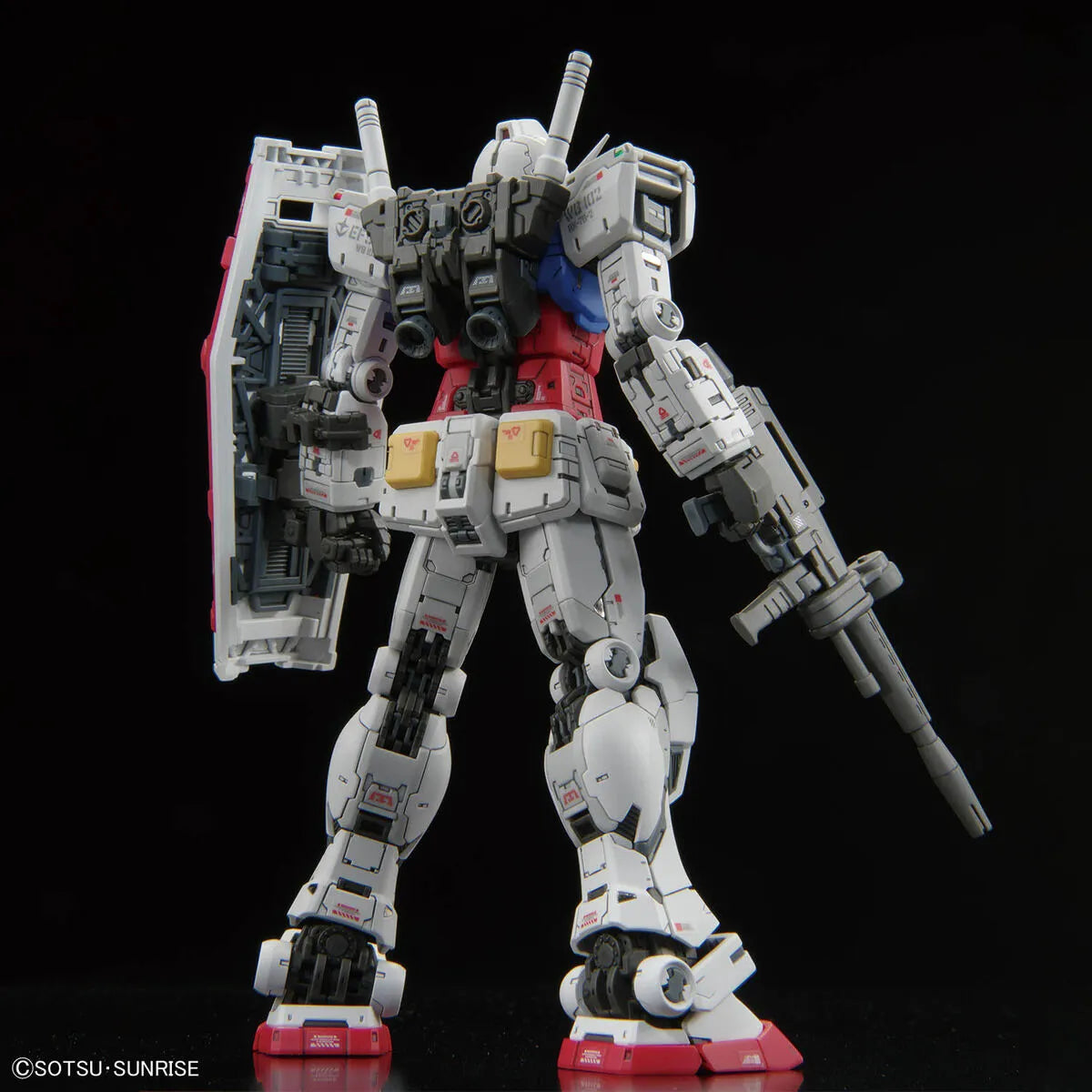 Gunpla RX-78-2 Gundam Version 2 RG 1/144 – maquette montée vue arrière