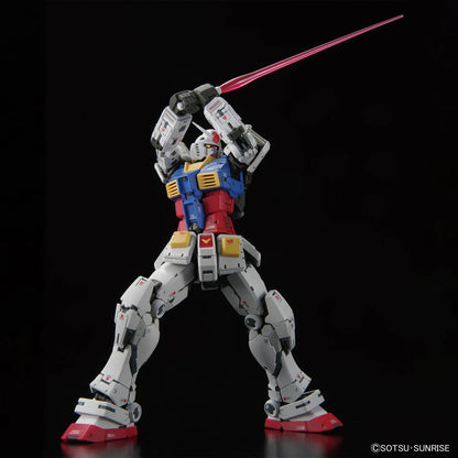 Gunpla RX-78-2 Gundam Version 2 RG 1/144 – maquette montée pose debout