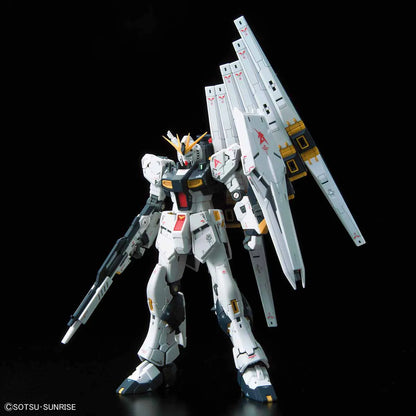 Gunpla RX-93 v Gundam RG 1/144 – maquette montée vue avant