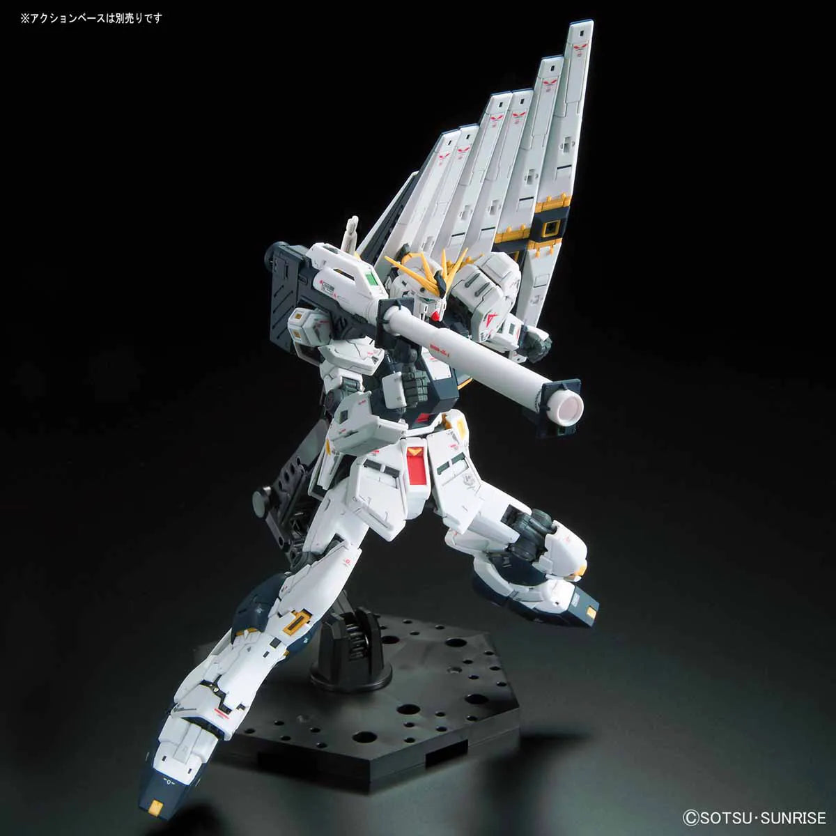 Gunpla RX-93-v Gundam RG 1/144 – maquette montée pose avec bazooka