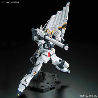 Gunpla RX-93-v Gundam RG 1/144 – maquette montée pose avec bazooka