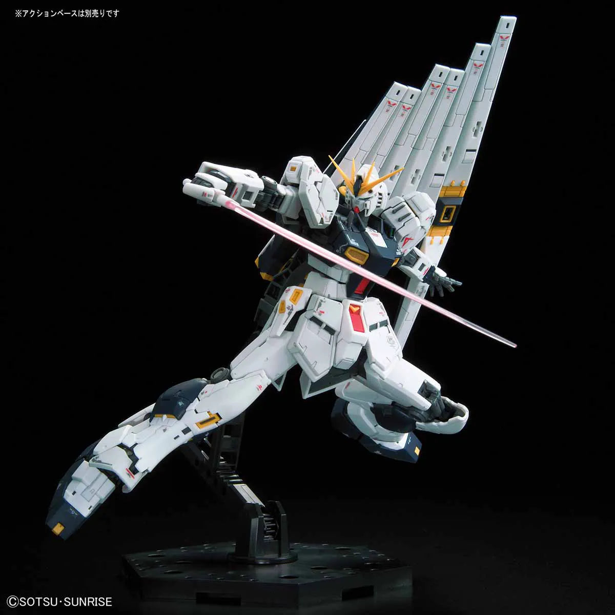 Gunpla RX-93-v Gundam RG 1/144 – maquette montée pose avec sabre