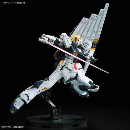 Gunpla RX-93-v Gundam RG 1/144 – maquette montée pose avec sabre
