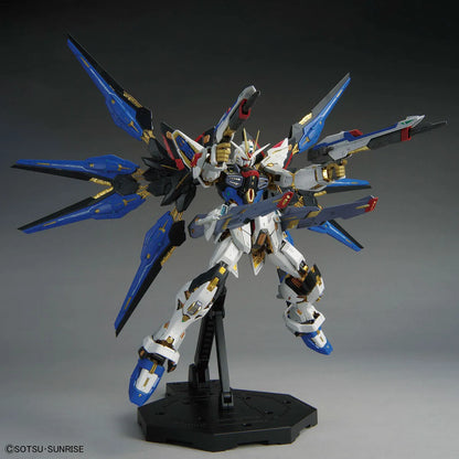 Gunpla Strike Freedom Gundam MGEX 1/100 – maquette montée pose avec armes