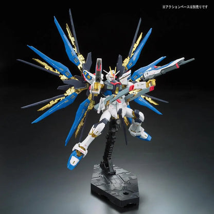 Gunpla Strike Freedom Gundam RG 1/144 – maquette montée pose avec armes
