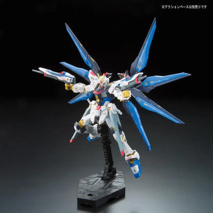 Gunpla Strike Freedom Gundam RG 1/144 – maquette montée pose dynamique