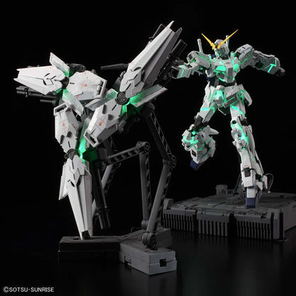Gunpla Unicorn Gundam MGEX 1/100 – maquette montée posing sur socle avec bouclier. Eclairé