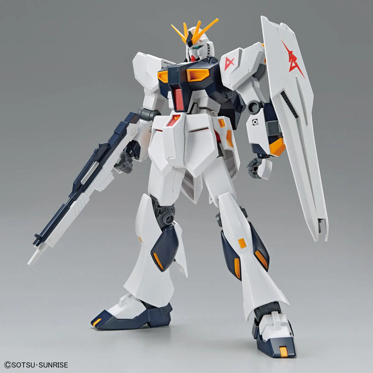 Gunpla RX-93 V Gundam EG 1/144 – maquette montée vue avant avec armes