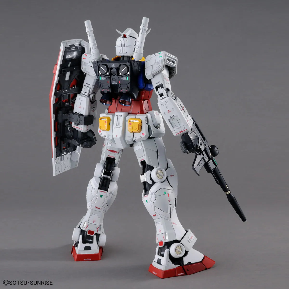 Gunpla RX-78-2 Gundam PG Unleashed 1/60 – maquette montée vue arrière