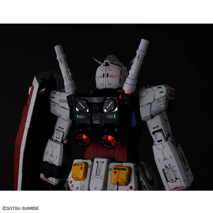 Gunpla RX-78-2 Gundam PG Unleashed 1/60 – maquette montée vue de dos avec éclairage led
