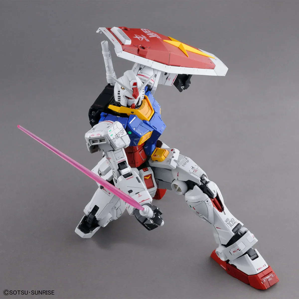 Gunpla RX-78-2 Gundam PG Unleashed 1/60 – maquette montée posing avec sabre et bouclier