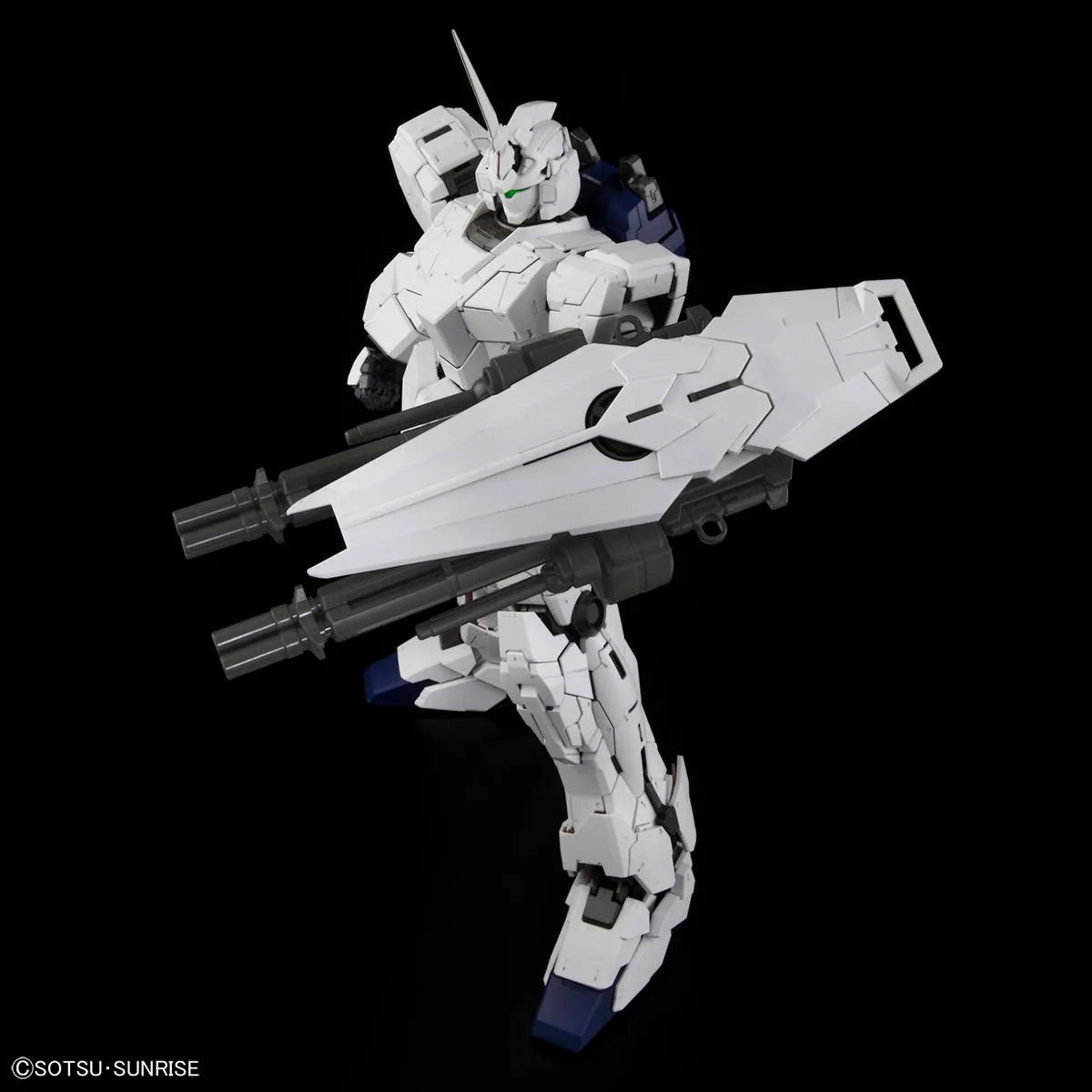 Gunpla Unicorn Gundam PG 1/60 – maquette montée posing avec bouclier