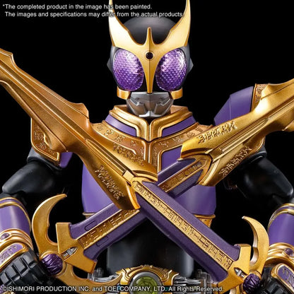 Kamen Rider - Figure-rise Standard Masked Rider Kuuga Titan Form - Boîte Bandai - Gros plan sur le haut du corps avec 2 sabres croisés